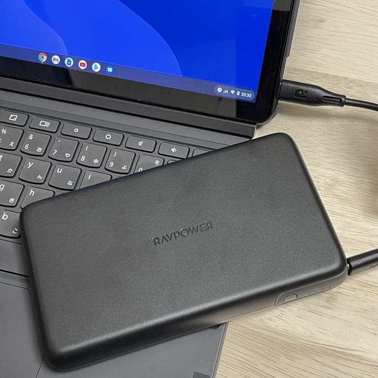 RAVPower RP-PB232で充電中のChromebook