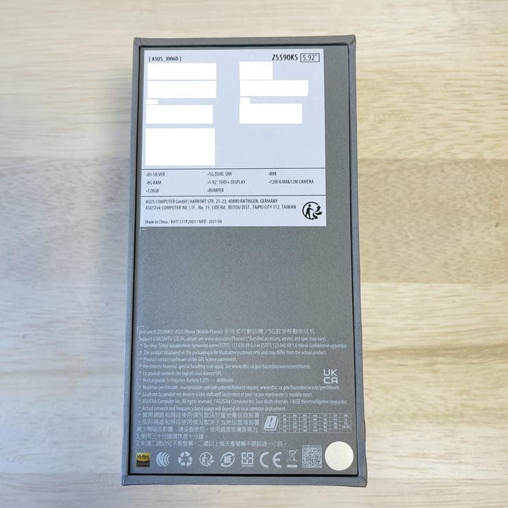 Zenfone8(ZS590KS)のパッケージ背面