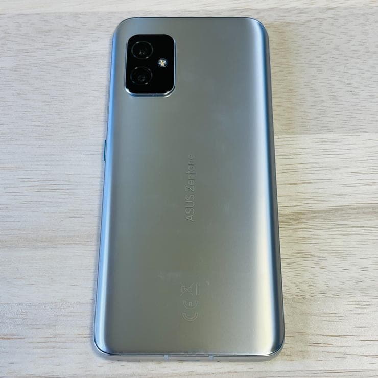 Zenfone8(ZS590KS)の本体背面