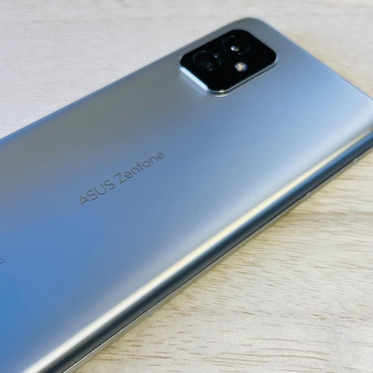 Zenfone8(ZS590KS)の本体背面