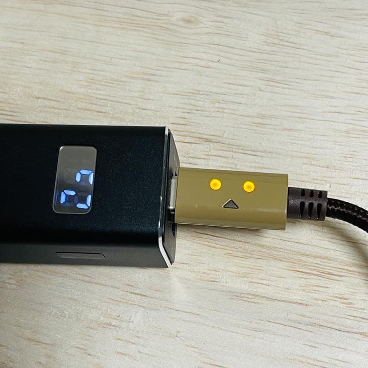 cheero DANBOARD USBtypeC Cable with Lightningをモバイルバッテリーへ接続し目が光る