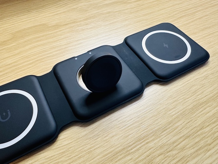 COOMOOYの3in1ワイヤレス充電器のApple Watch部分を上げた状態