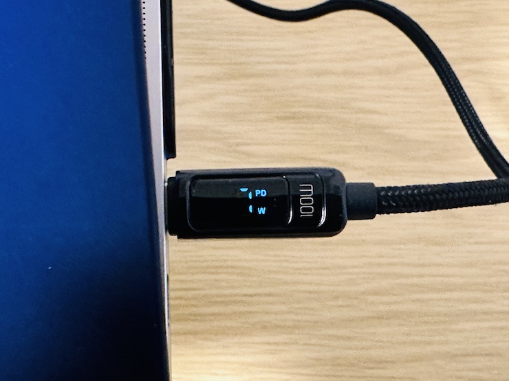 McdodoのeMarkerチップ搭載出力スクリーン対応USBtypeCケーブルを利用している様子